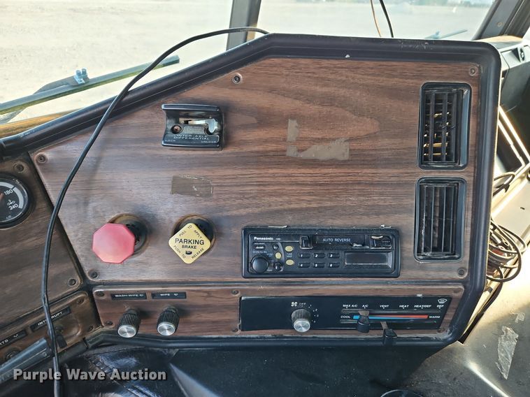 image for item DP2446 1994 Freightliner FLB  semi truck