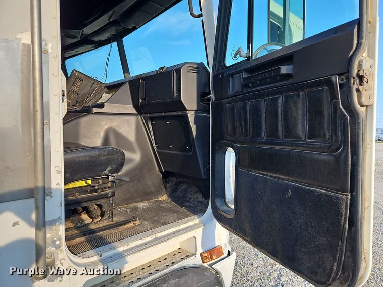 image for item DP2446 1994 Freightliner FLB  semi truck