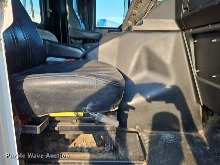 image for item DP2446 1994 Freightliner FLB  semi truck