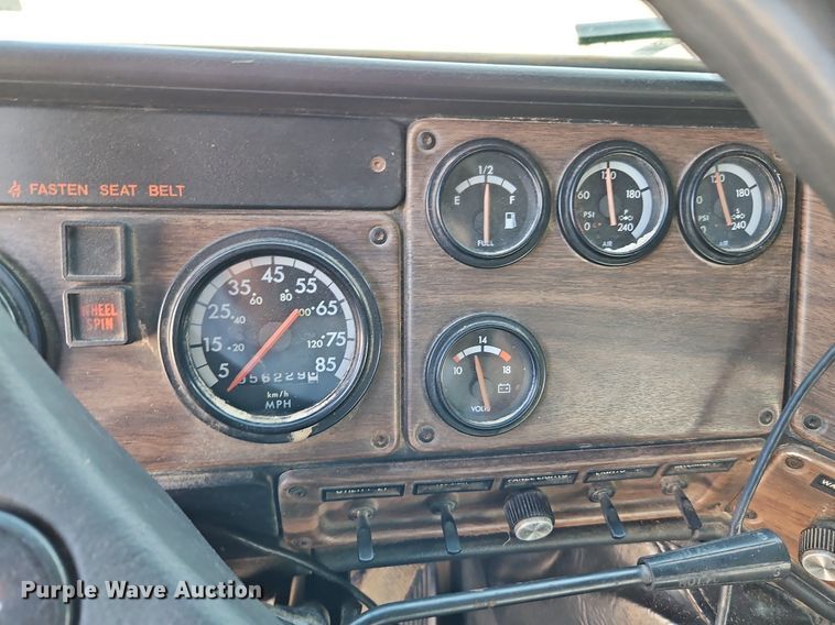 image for item DP2446 1994 Freightliner FLB  semi truck