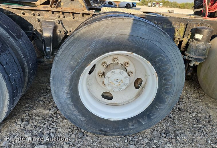 image for item DP2446 1994 Freightliner FLB  semi truck