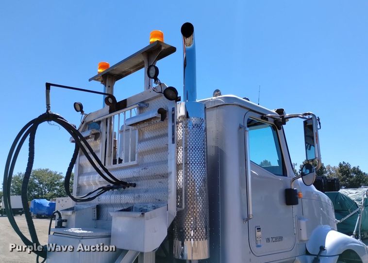 image for item DP3406 2007 International 9400i  semi truck