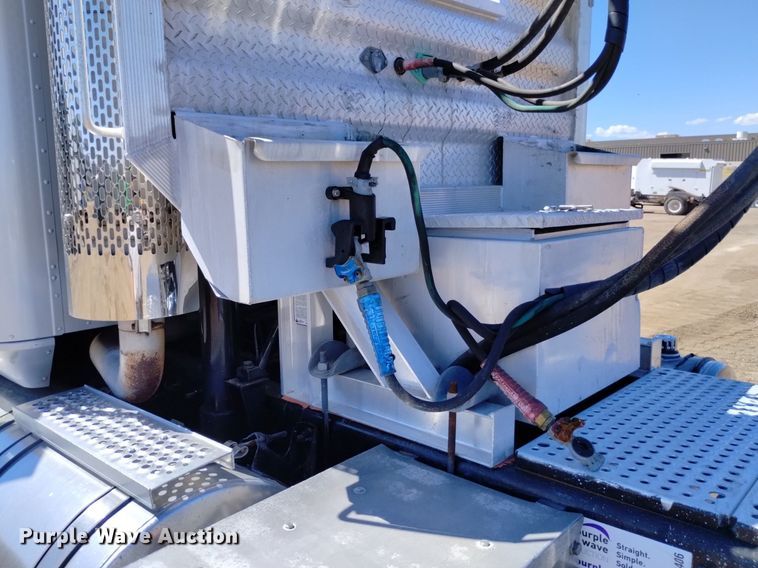 image for item DP3406 2007 International 9400i  semi truck