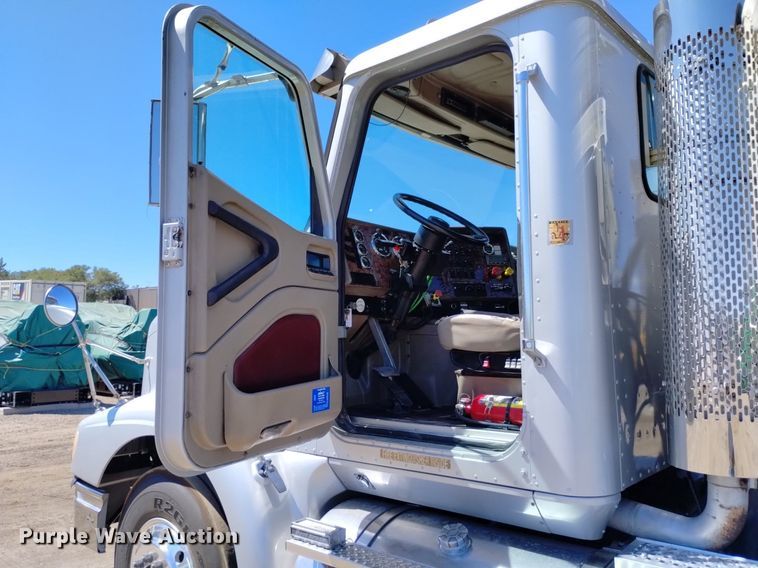 image for item DP3406 2007 International 9400i  semi truck