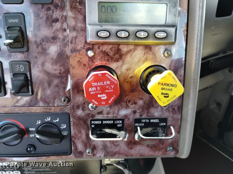 image for item DP3406 2007 International 9400i  semi truck