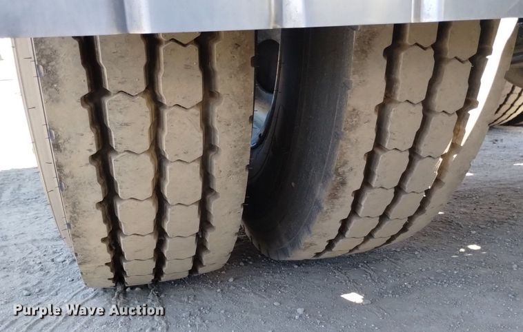 image for item DP3406 2007 International 9400i  semi truck