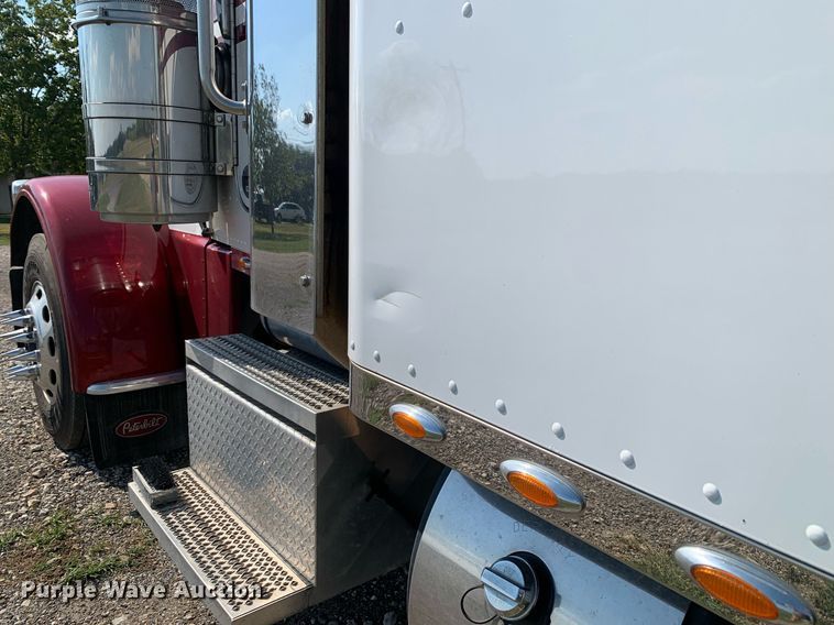 image for item DP8666 2016 Peterbilt 389  semi truck