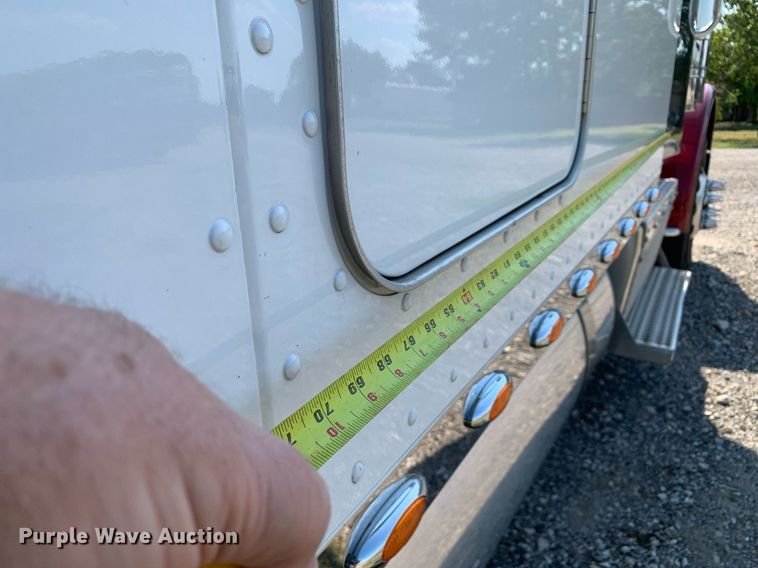 image for item DP8666 2016 Peterbilt 389  semi truck