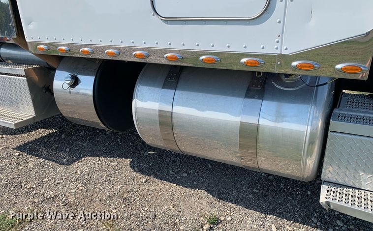 image for item DP8666 2016 Peterbilt 389  semi truck