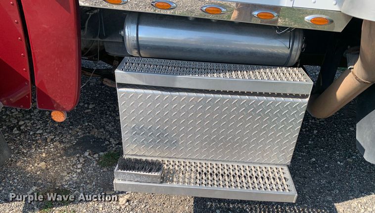 image for item DP8666 2016 Peterbilt 389  semi truck