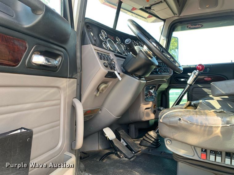 image for item DP8666 2016 Peterbilt 389  semi truck