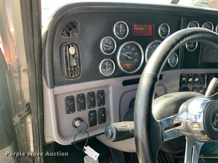 image for item DP8666 2016 Peterbilt 389  semi truck