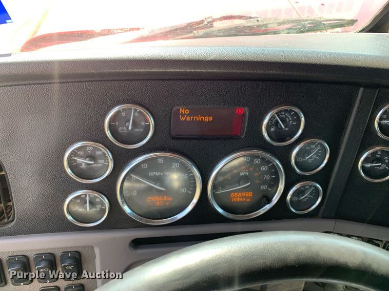 image for item DP8666 2016 Peterbilt 389  semi truck