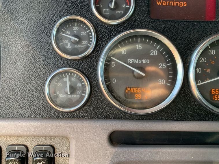 image for item DP8666 2016 Peterbilt 389  semi truck