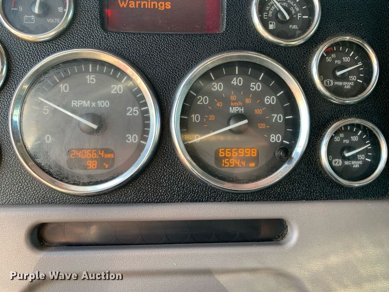 image for item DP8666 2016 Peterbilt 389  semi truck