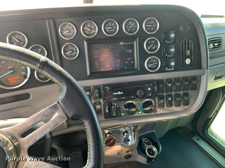 image for item DP8666 2016 Peterbilt 389  semi truck