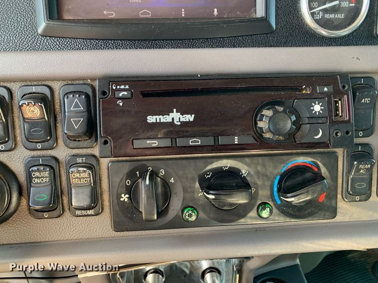 image for item DP8666 2016 Peterbilt 389  semi truck