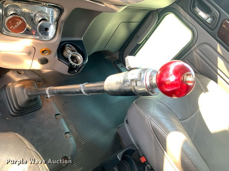 image for item DP8666 2016 Peterbilt 389  semi truck