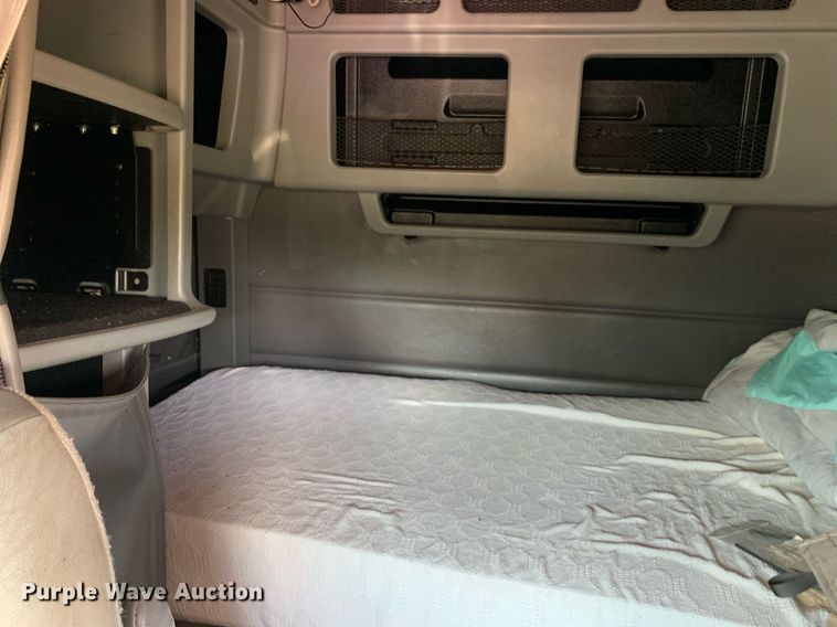 image for item DP8666 2016 Peterbilt 389  semi truck