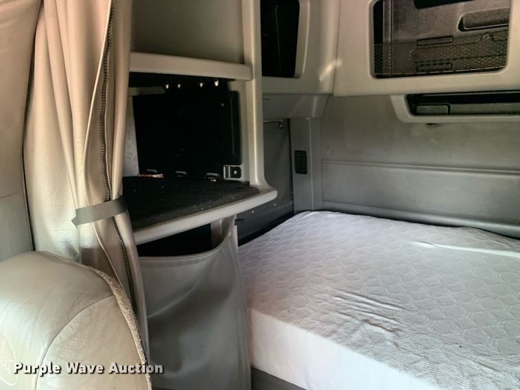 image for item DP8666 2016 Peterbilt 389  semi truck