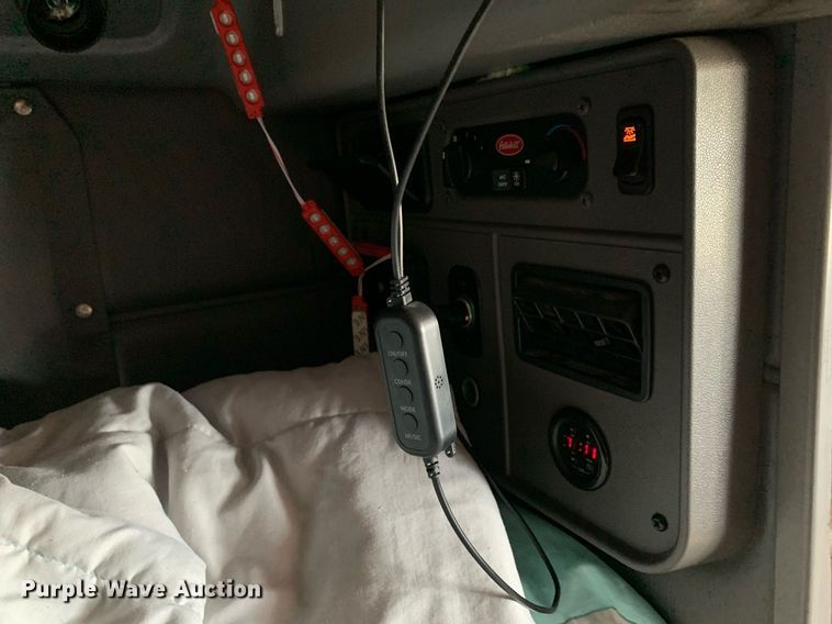 image for item DP8666 2016 Peterbilt 389  semi truck