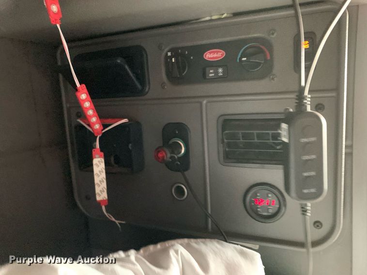 image for item DP8666 2016 Peterbilt 389  semi truck