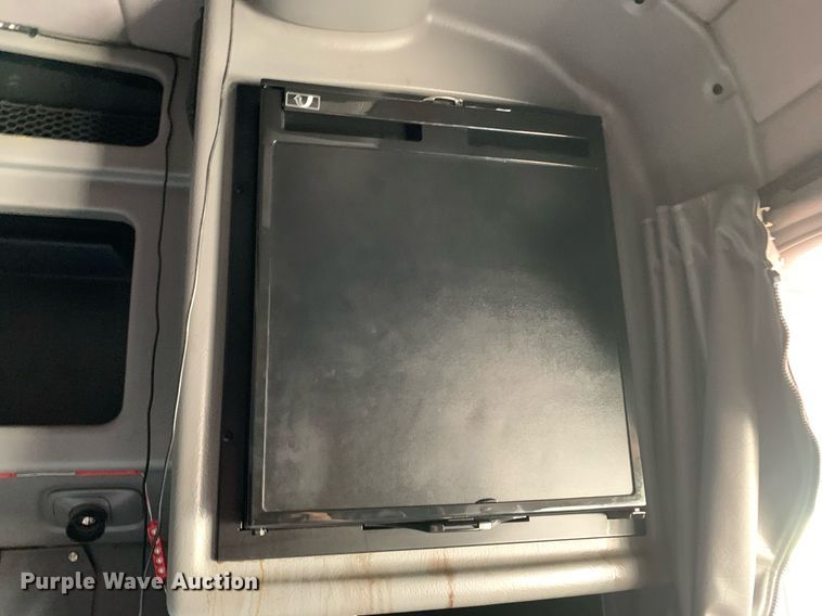 image for item DP8666 2016 Peterbilt 389  semi truck