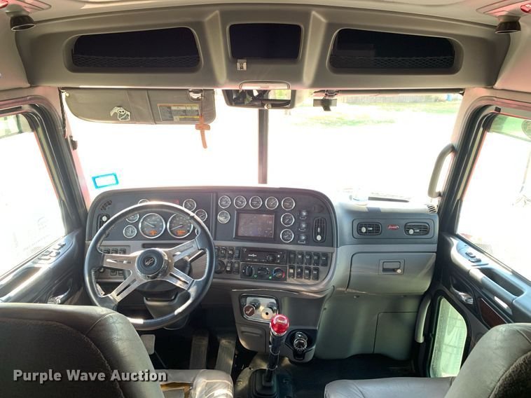 image for item DP8666 2016 Peterbilt 389  semi truck