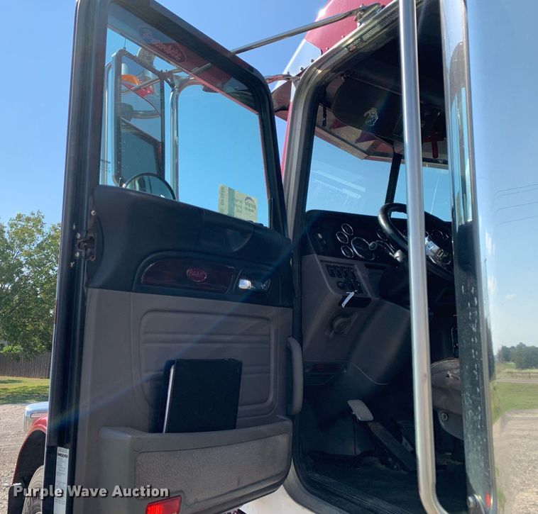 image for item DP8666 2016 Peterbilt 389  semi truck