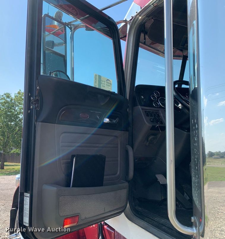 image for item DP8666 2016 Peterbilt 389  semi truck