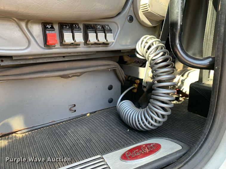image for item DP8666 2016 Peterbilt 389  semi truck