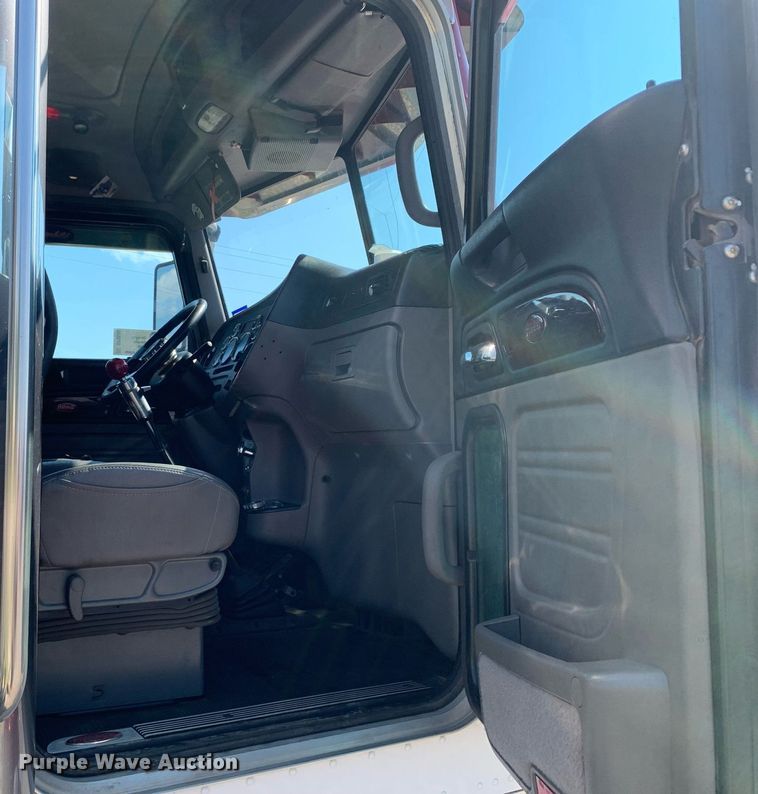 image for item DP8666 2016 Peterbilt 389  semi truck