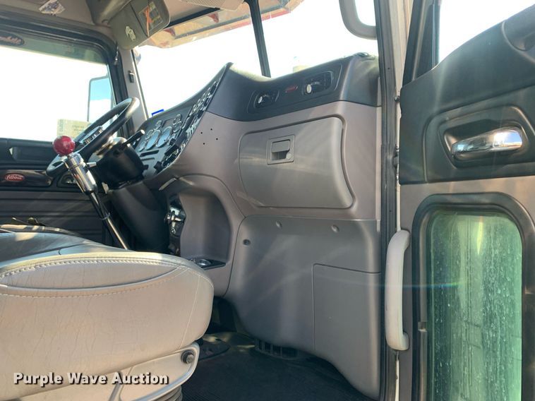 image for item DP8666 2016 Peterbilt 389  semi truck