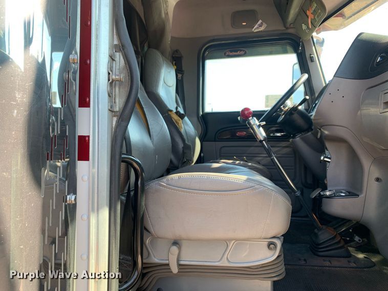 image for item DP8666 2016 Peterbilt 389  semi truck