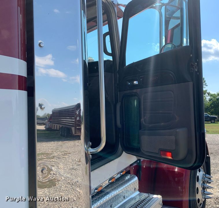 image for item DP8666 2016 Peterbilt 389  semi truck