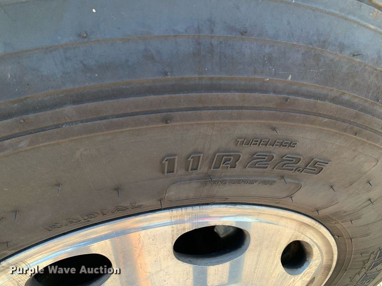 image for item DP8666 2016 Peterbilt 389  semi truck