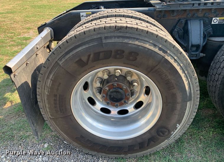 image for item DP8666 2016 Peterbilt 389  semi truck