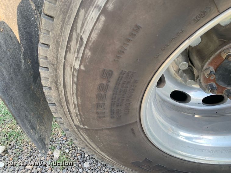 image for item DP8666 2016 Peterbilt 389  semi truck