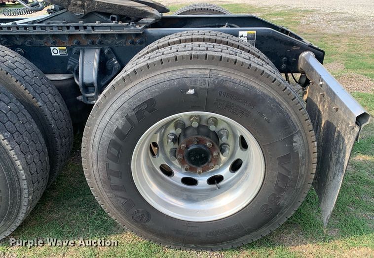 image for item DP8666 2016 Peterbilt 389  semi truck