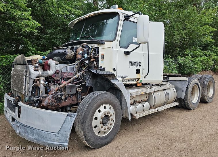 image for item DQ0135 2008 Mack CXU613  semi truck