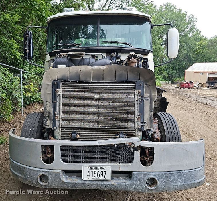 image for item DQ0135 2008 Mack CXU613  semi truck