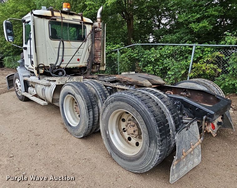 image for item DQ0135 2008 Mack CXU613  semi truck