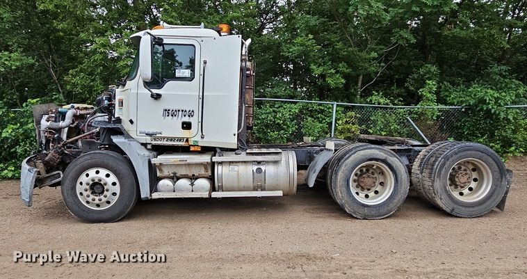 image for item DQ0135 2008 Mack CXU613  semi truck