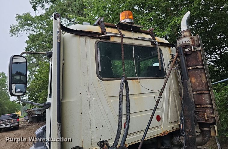 image for item DQ0135 2008 Mack CXU613  semi truck