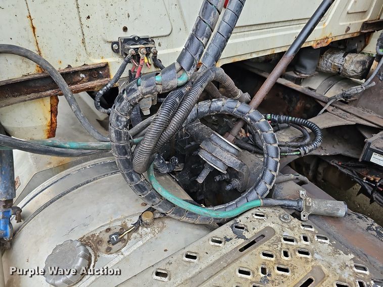 image for item DQ0135 2008 Mack CXU613  semi truck