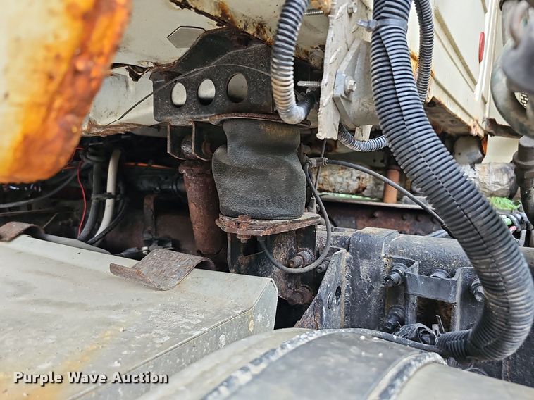 image for item DQ0135 2008 Mack CXU613  semi truck