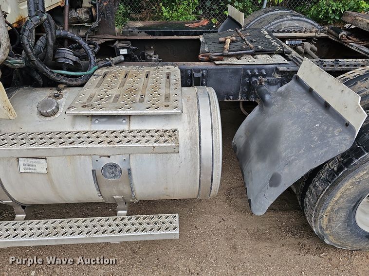 image for item DQ0135 2008 Mack CXU613  semi truck