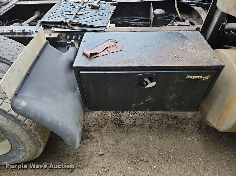 image for item DQ0135 2008 Mack CXU613  semi truck