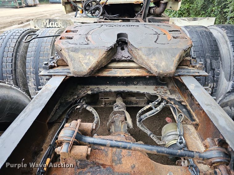 image for item DQ0135 2008 Mack CXU613  semi truck