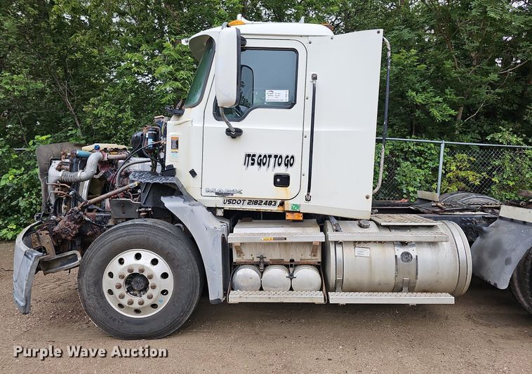 image for item DQ0135 2008 Mack CXU613  semi truck